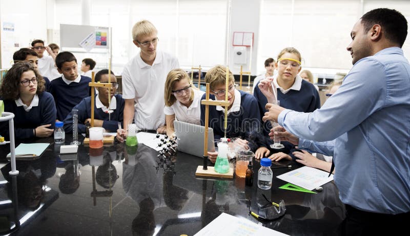 Grupo de laboratório do laboratório dos estudantes na sala de aula da ciência