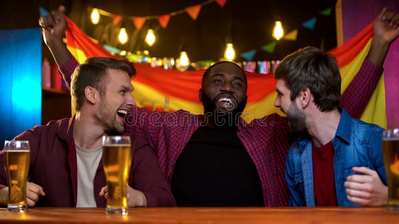 Grupo de los mejores amigos multirraciales que apoyan representantes españoles en competencia imagen de archivo libre de regalías Grupo de los mejores amigos multirraciales que apoyan representantes españoles en competencia imagen de archivo libre de regalías