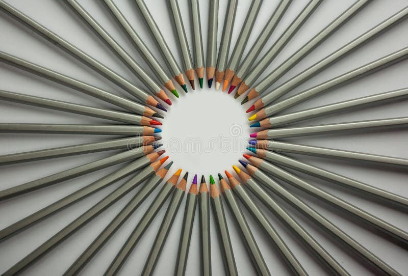 Grupo de lápis coloridos isolados contra o fundo branco Raios dos lápis Vista superior, fim acima foto de stock Grupo de lápis coloridos isolados contra o fundo branco Raios dos lápis Vista superior, fim acima foto de stock