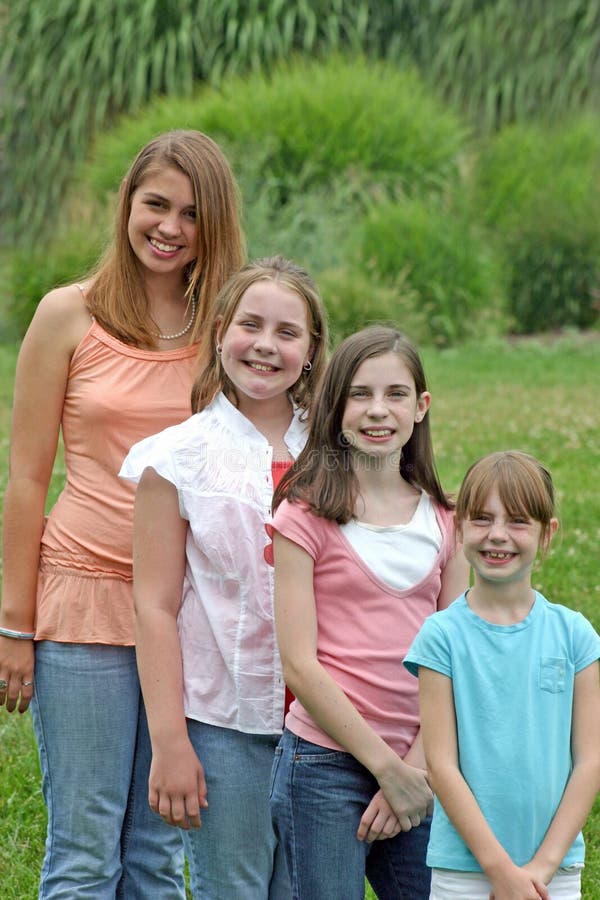 Jogo das meninas no parque imagem de stock. Imagem de grupo - 34072545