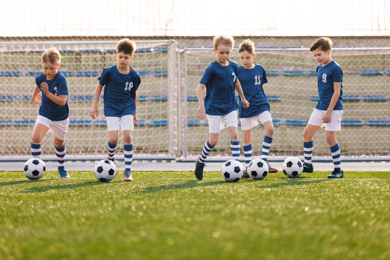 Garotos Da Escola Jogando Futebol Americano. Jogadores Jovens Jogando Bola  De Futebol No Campo De Grama Esportivo Foto de Stock - Imagem de  futebolista, movimento: 178438432