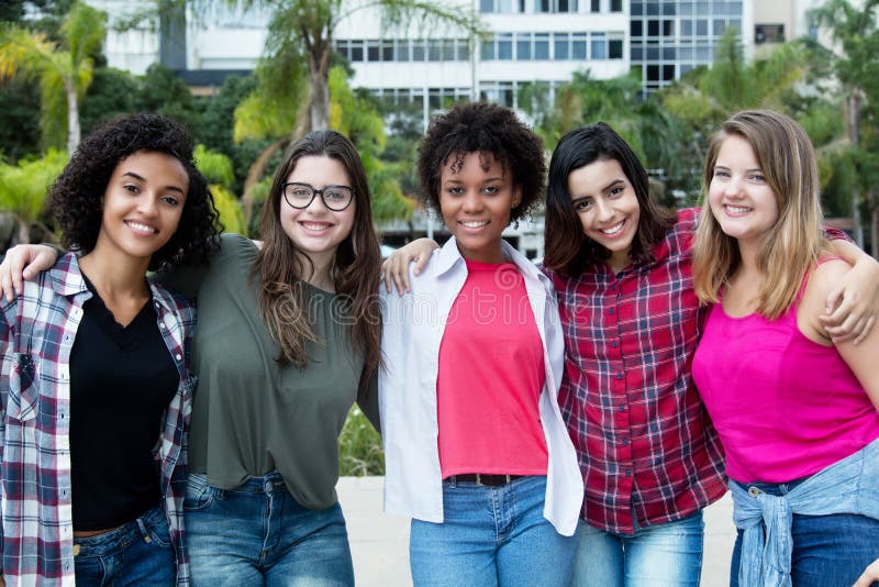 Grupo de muchacha latina y caucásica y afroamericana hermosa imagen de archivo Grupo de muchacha latina y caucásica y afroamericana hermosa imagen de archivo
