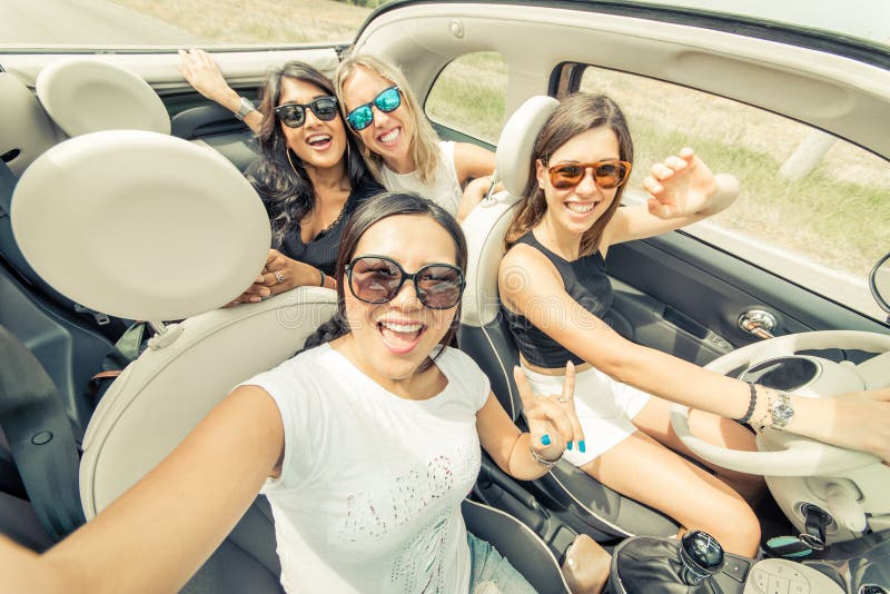 Grupo de muchachas que se divierten con el coche fotos de archivo Grupo de muchachas que se divierten con el coche fotos de archivo
