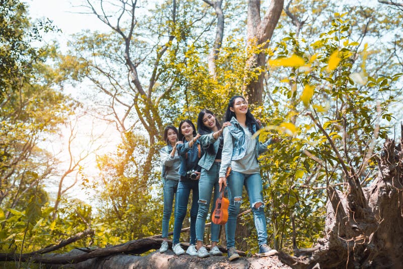 Grupo de mujeres asiáticas que caminan para disfrutar del senderismo del viaje fotos de archivo Grupo de mujeres asiáticas que caminan para disfrutar del senderismo del viaje fotos de archivo