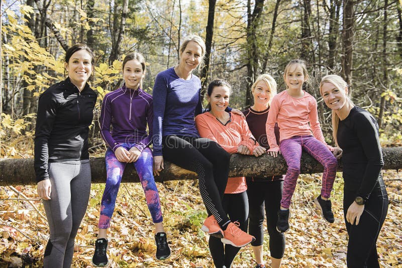 Grupo de mujeres corriendo juntas en un parque otoñal administran una carrera o un tren en un concepto de estilo de vida saludable fotos de archivo libres de regalías