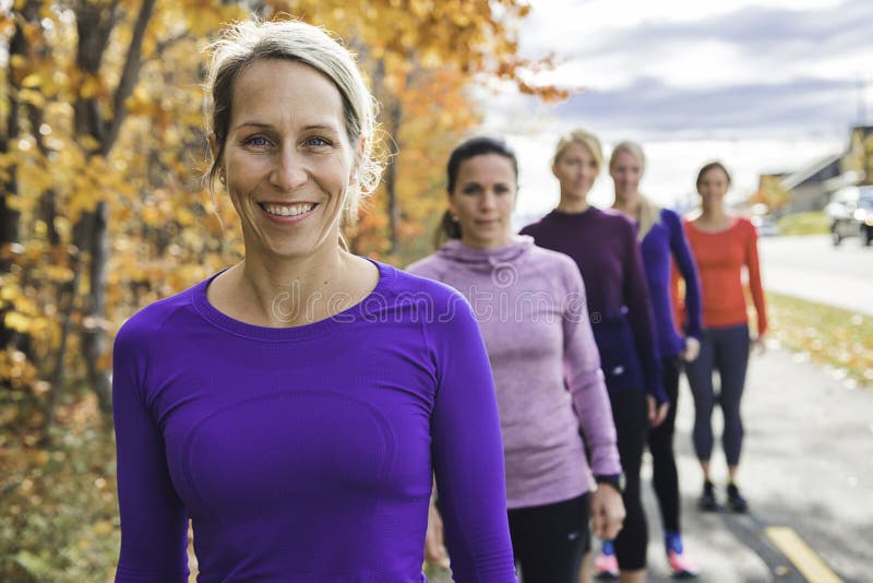 Grupo de mujeres corriendo juntas en un parque otoñal administran una carrera o un tren en un concepto de estilo de vida saludable fotos de archivo libres de regalías