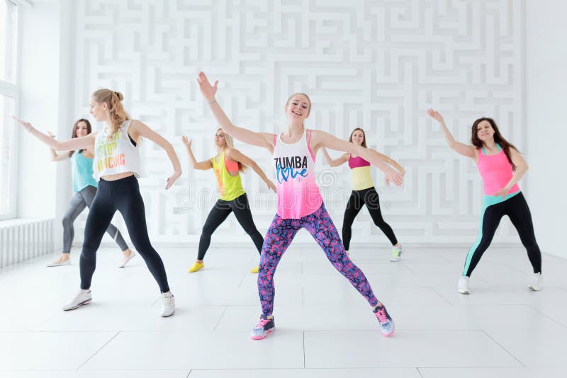 Grupo De Mujeres Jóvenes En Ropa Deportiva En Clase De Baile Zumba Fitness  En Gimnasio Blanco Imagen editorial - Imagen de ejercicio, adulto: 171417290