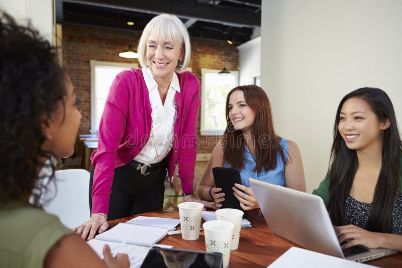 Grupo de mulheres de negócios que encontram-se para discutir ideias foto de stock Grupo de mulheres de negócios que encontram-se para discutir ideias foto de stock