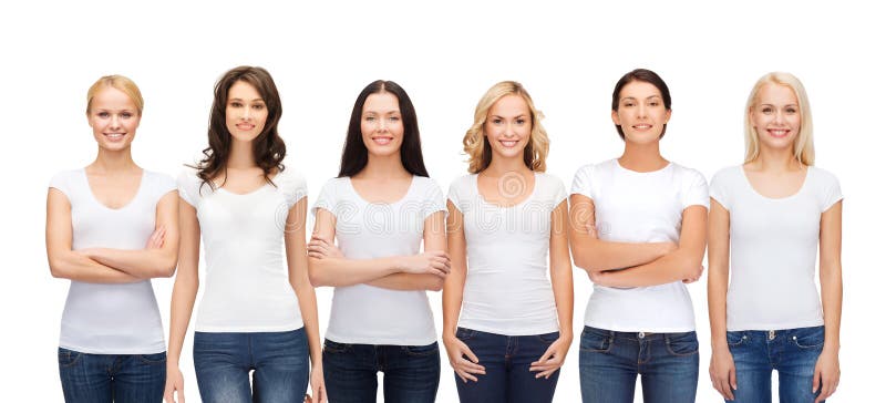 Grupo de mulheres de sorriso em t-shirt brancos vazios imagens de stock royalty free Grupo de mulheres de sorriso em t-shirt brancos vazios imagens de stock royalty free