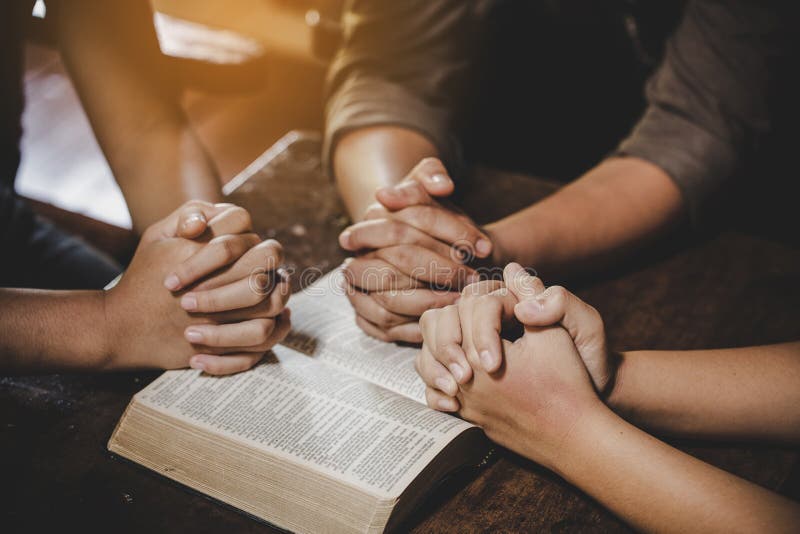 Grupo de mulheres diferentes rezando juntas
