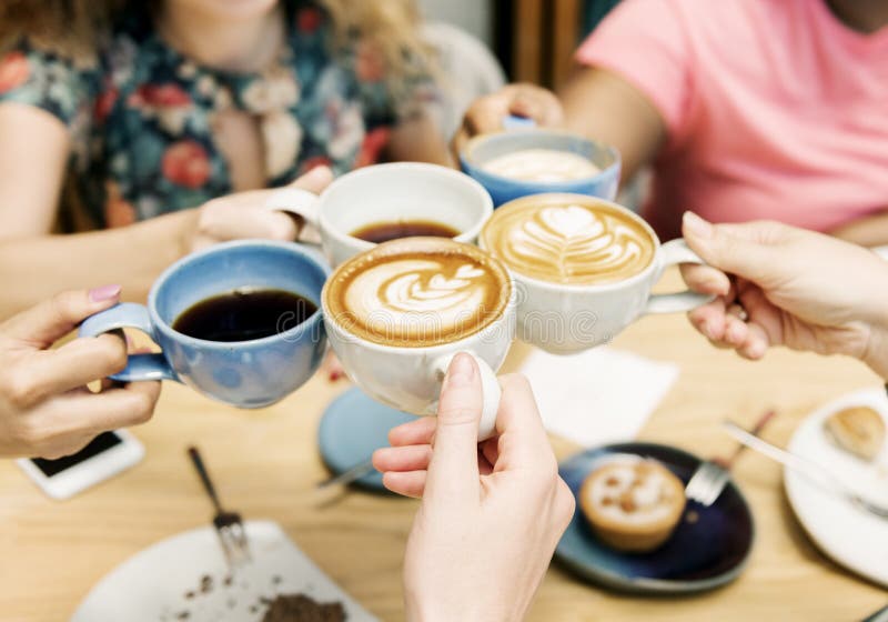 Grupo de mulheres que bebem o conceito do café