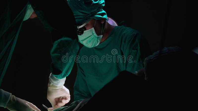 Grupo de médicos de equipo y cirujanos que realizan operaciones con pacientes en la operación en un hospital, un especialista en u
