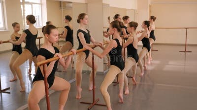 Formación Niña Ejercicio Coreográfico De Pie En Barra De Ballet