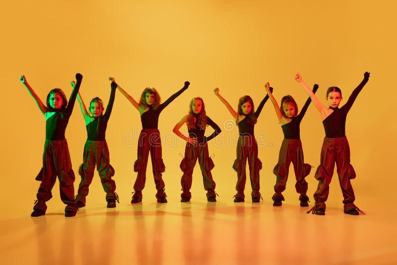 Grupo De Niñas Talentosas Pequeñas Con Ropa Deportiva De Estilo Casual Bailando Danza Contemporánea Imagen de archivo - Imagen de feliz, escuela: