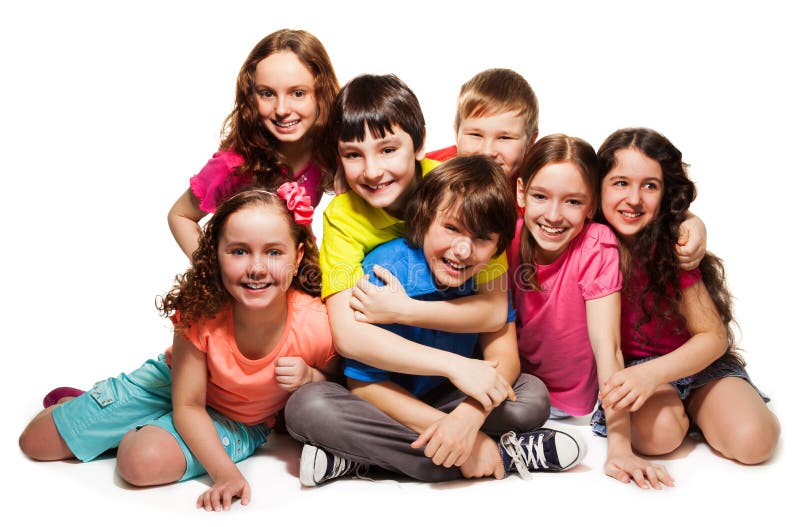 Grupo de niños de abrazo felices imagen de archivo Grupo de niños de abrazo felices imagen de archivo