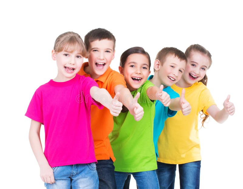 Grupo de niños felices con el pulgar encima de la muestra.