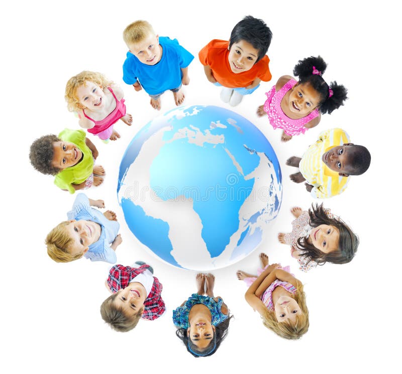 Grupo de niños que se colocan alrededor de mapa del mundo fotografía de archivo libre de regalías Grupo de niños que se colocan alrededor de mapa del mundo fotografía de archivo libre de regalías