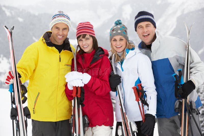 Grupo de pares envelhecidos médios no feriado do esqui