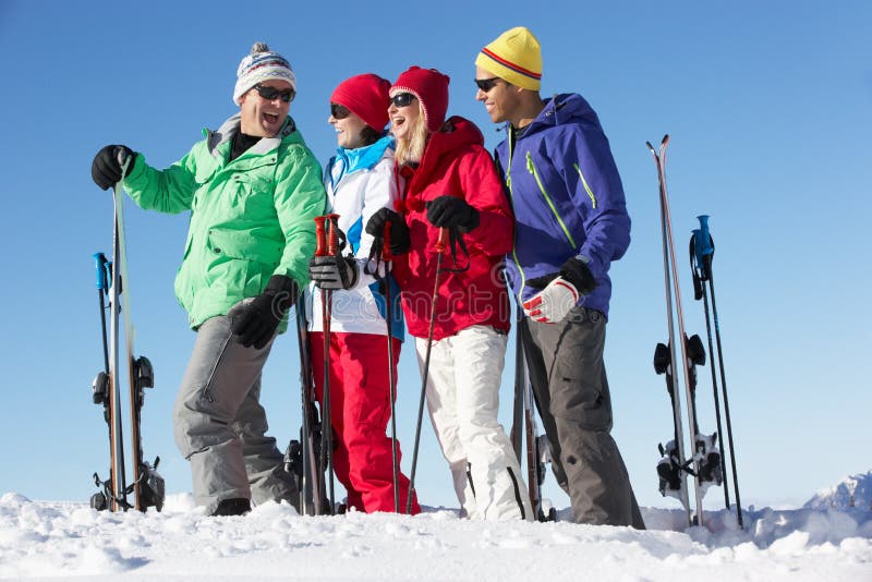 Grupo de pares envelhecidos médios no feriado do esqui