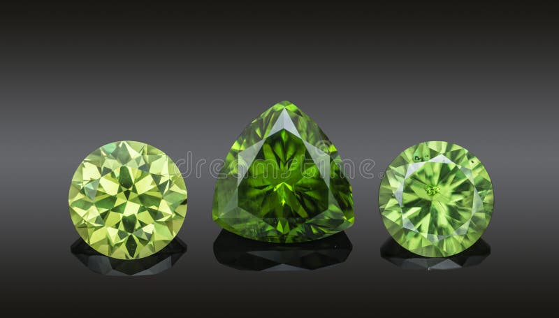 Grupo de pedras preciosas efervescentes transparentes verdes luxuosas da vária colagem dos demantoids da forma do corte isolada n imagem de stock royalty free Grupo de pedras preciosas efervescentes transparentes verdes luxuosas da vária colagem dos demantoids da forma do corte isolada n imagem de stock royalty free