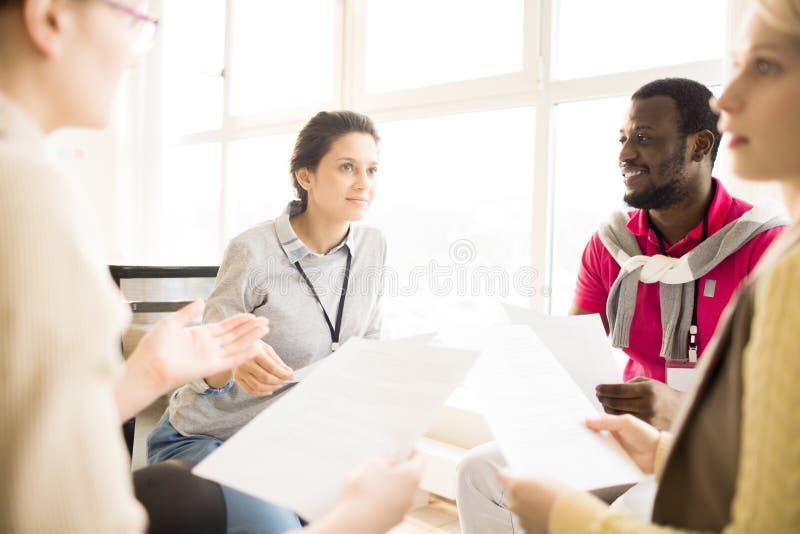 Grupo de personas multirracial que discute negocio en el entrenamiento imágenes de archivo libres de regalías Grupo de personas multirracial que discute negocio en el entrenamiento imágenes de archivo libres de regalías