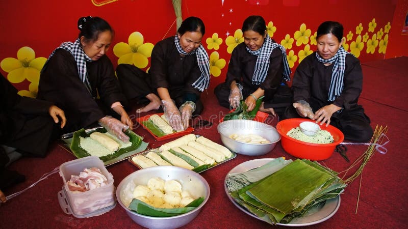 Grupo de personas que hace la comida tradicional de Vietnam para nuevo YE lunar imagen de archivo Grupo de personas que hace la comida tradicional de Vietnam para nuevo YE lunar imagen de archivo