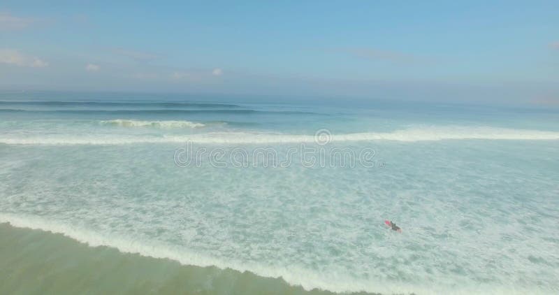 Grupo de personas que practica surf que cogen ondas
