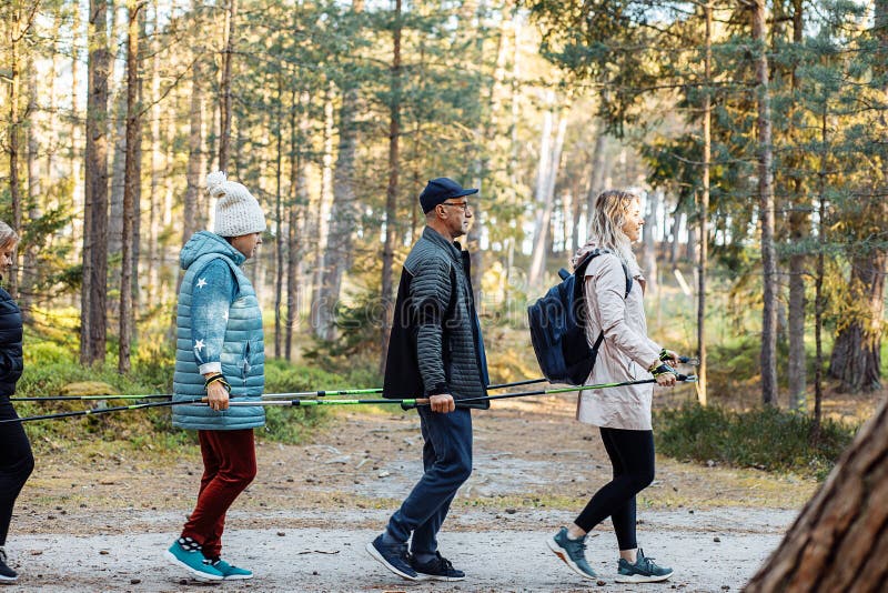 Grupo De Pessoas Acampamento Faz Escandinavos Caminhando Um Por Um