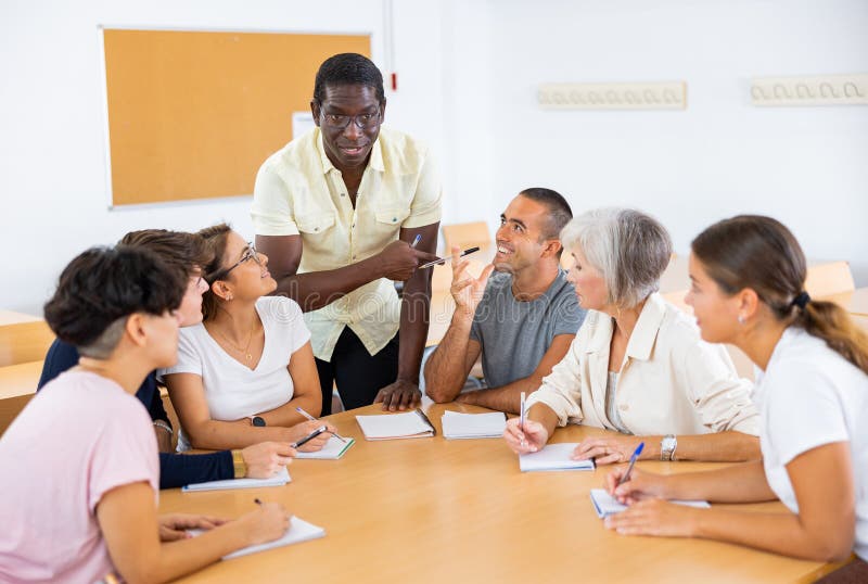 Grupo de pessoas frequentando cursos de línguas imagens de stock royalty free