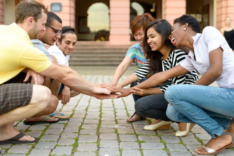 Grupo de pessoas multicultural que squatting junto imagens de stock royalty free Grupo de pessoas multicultural que squatting junto imagens de stock royalty free