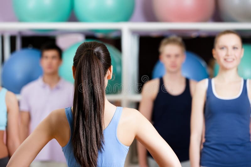 Grupo de pessoas no gym foto de stock Grupo de pessoas no gym foto de stock