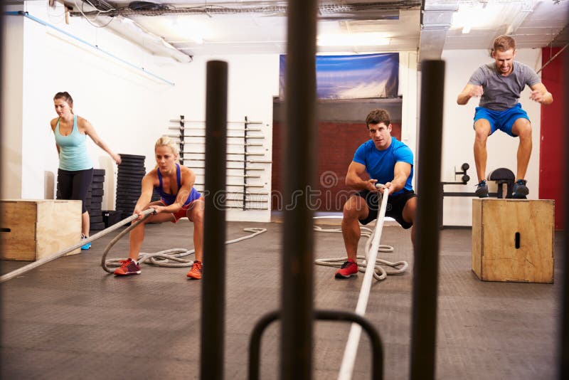 Grupo de pessoas no treinamento do circuito do Gym