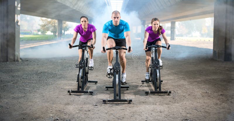 Grupo de pessoas que faz o giro na bicicleta do ciclo imagens de stock royalty free Grupo de pessoas que faz o giro na bicicleta do ciclo imagens de stock royalty free