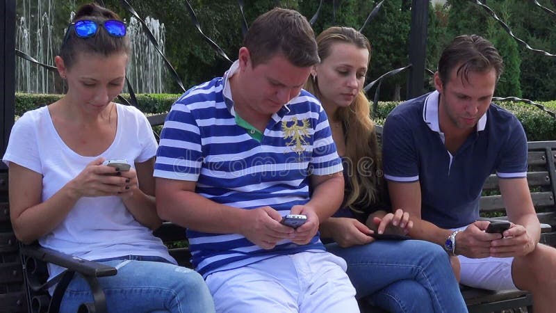 Grupo de pessoas que usa seus telefones celulares, não socializando