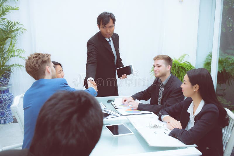 Grupo de povos da equipe do negócio que agitam a mão com sucesso, agreeme foto de stock royalty free Grupo de povos da equipe do negócio que agitam a mão com sucesso, agreeme foto de stock royalty free