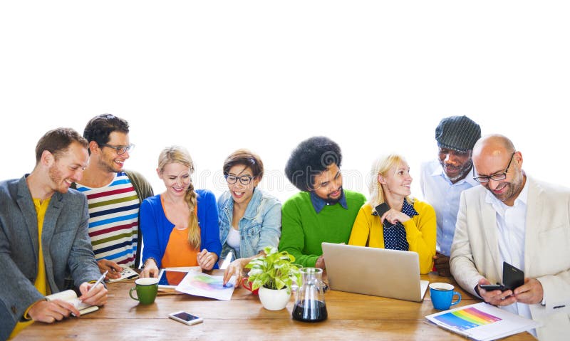Grupo de pessoas diversas a partilhar ideias imagens de stock