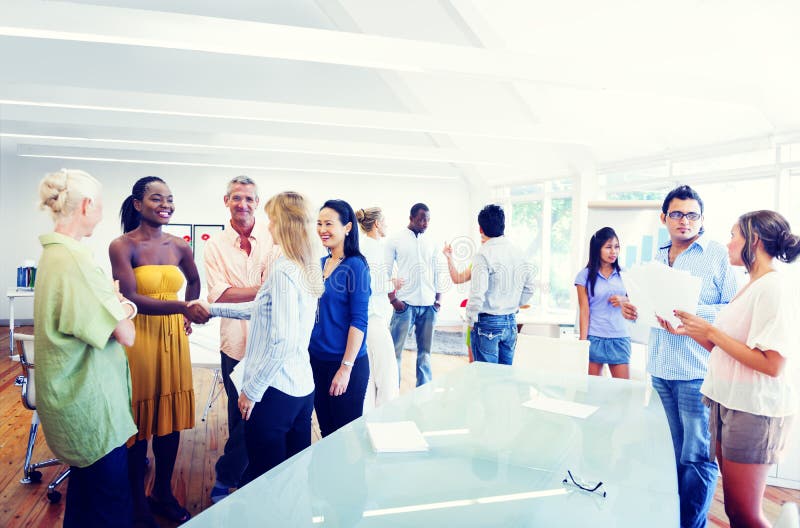 Grupo de povos diversos que trabalham no escritório foto de stock Grupo de povos diversos que trabalham no escritório foto de stock