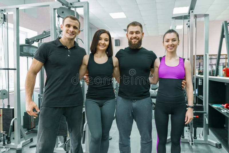 Grupo de povos de sorriso novos do esporte que abraçam junto no gym da aptidão Aptidão, esporte, trabalhos de equipe, motivação, fotografia de stock Grupo de povos de sorriso novos do esporte que abraçam junto no gym da aptidão Aptidão, esporte, trabalhos de equipe, motivação, fotografia de stock