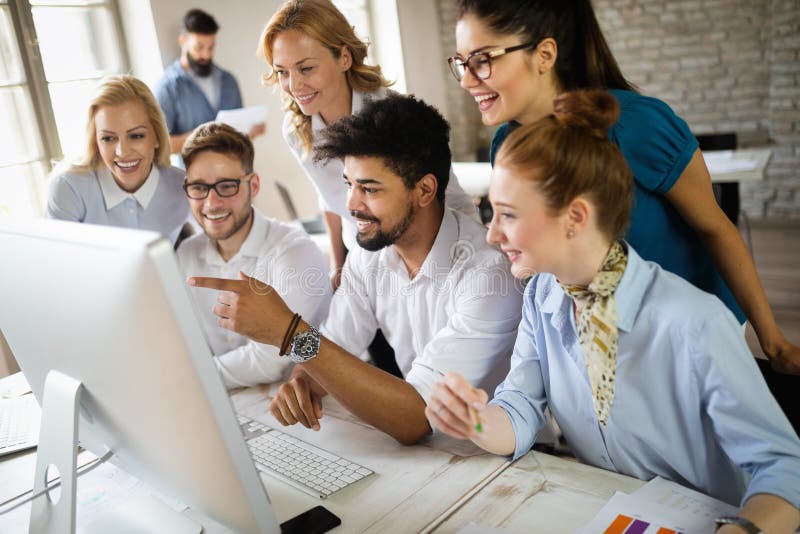 Grupo de profesionales del negocio que tienen una reunión Grupo diverso de diseñadores que sonríen en la oficina imagen de archivo libre de regalías Grupo de profesionales del negocio que tienen una reunión Grupo diverso de diseñadores que sonríen en la oficina imagen de archivo libre de regalías