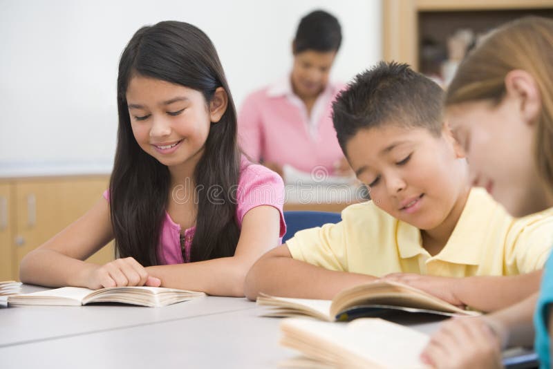 Grupo de pupilas de la escuela primaria en clase fotos de archivo libres de regalías