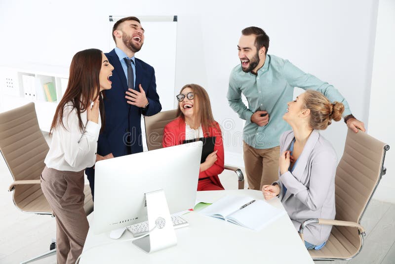 Grupo de riso dos empregados de escritório imagem de stock Grupo de riso dos empregados de escritório imagem de stock