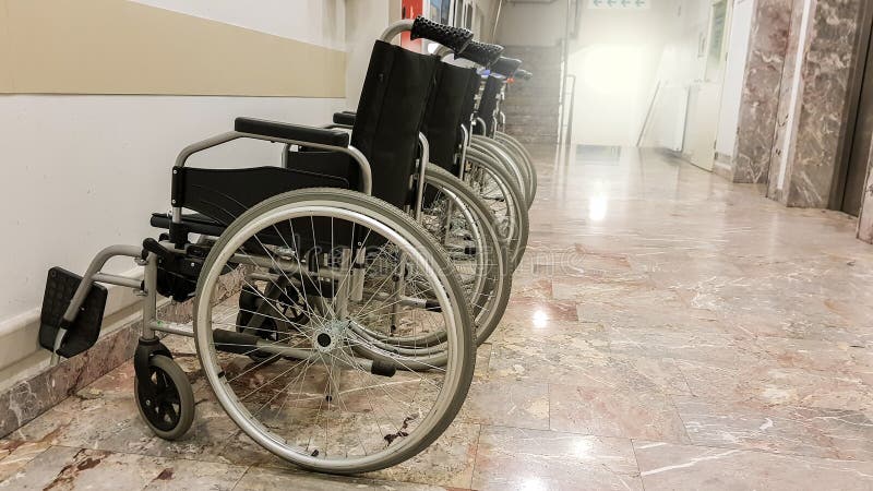 Grupo de sillas de ruedas vacías en un vestíbulo listo para los pacientes imágenes de archivo libres de regalías Grupo de sillas de ruedas vacías en un vestíbulo listo para los pacientes imágenes de archivo libres de regalías