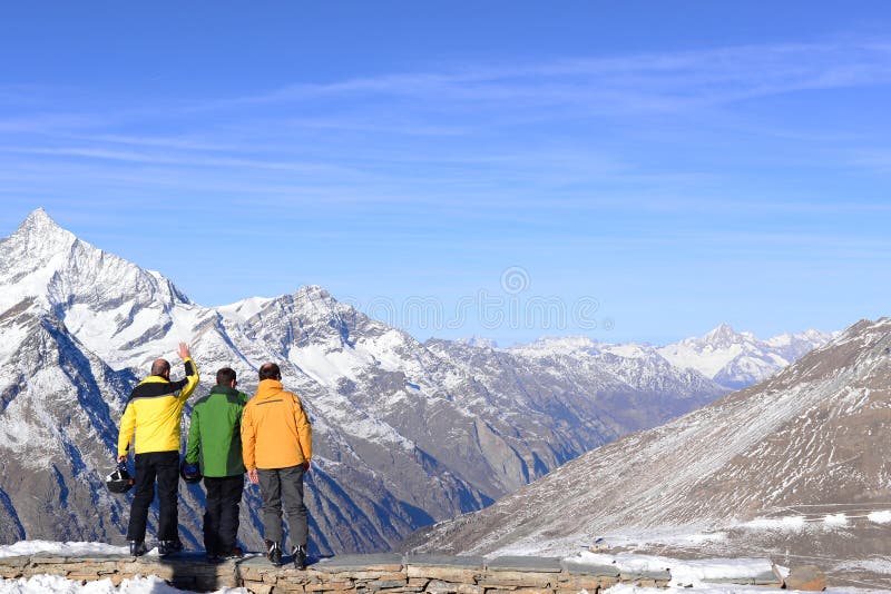 Grupo de snowboarders dos amigos que tomam a vista em Gornergrat fotos de stock royalty free Grupo de snowboarders dos amigos que tomam a vista em Gornergrat fotos de stock royalty free