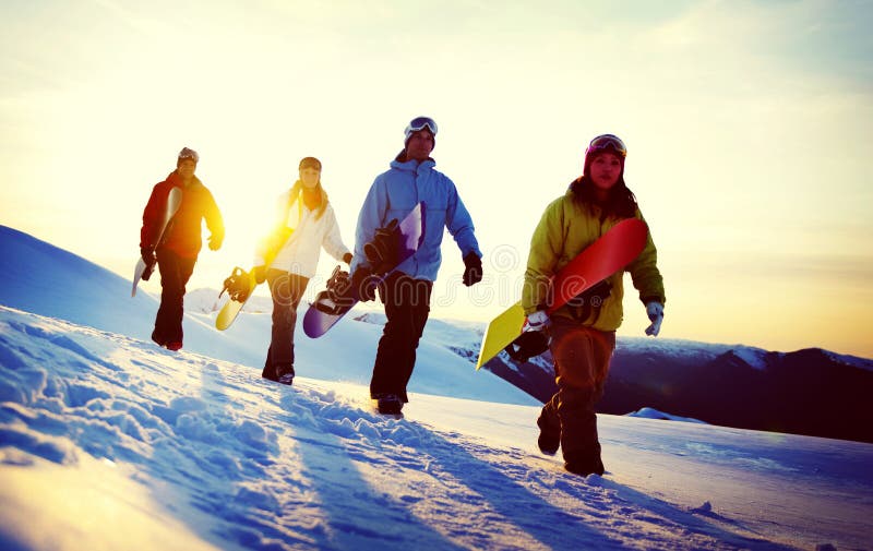 Grupo de Snowboarders encima del concepto de la montaña foto de archivo libre de regalías Grupo de Snowboarders encima del concepto de la montaña foto de archivo libre de regalías