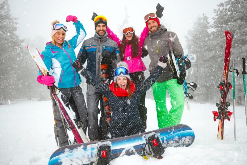 Grupo de snowboarders sonrientes que se divierten fotografía de archivo libre de regalías Grupo de snowboarders sonrientes que se divierten fotografía de archivo libre de regalías