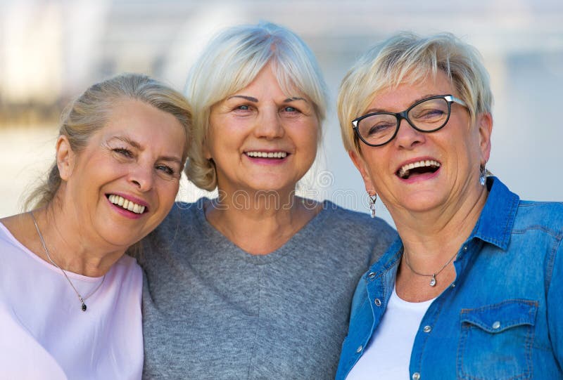 Grupo de sonrisa mayor de las mujeres fotografía de archivo libre de regalías