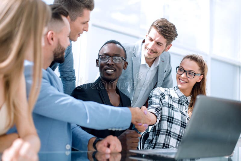 Grupo de sócios comerciais multiculturais de sorriso que agitam as mãos foto de stock royalty free Grupo de sócios comerciais multiculturais de sorriso que agitam as mãos foto de stock royalty free