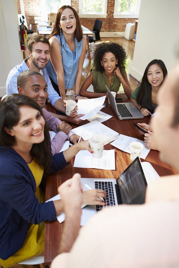 Grupo de trabalhadores de escritório que encontram-se para discutir ideias foto de stock royalty free Grupo de trabalhadores de escritório que encontram-se para discutir ideias foto de stock royalty free