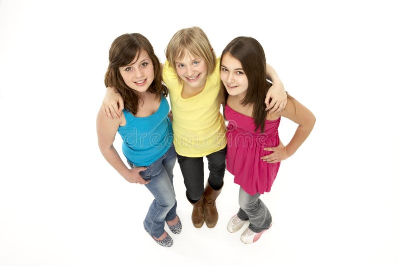 Grupo de tres chicas jóvenes en estudio