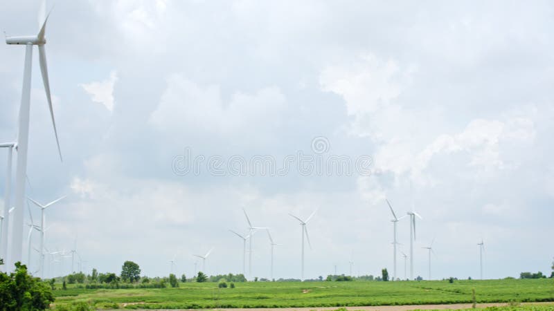 Grupo de turbinas eólicas no campo eólico. produção de eletricidade indústria sustentável de energia limpa conservação do ambiente